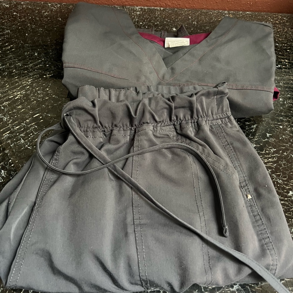 2 pair Scrubstar scrubs 1 2xl, 1 xl top & 2xl bottoms.